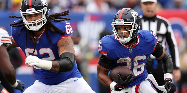 Saquon Barkley (26) of the New York Giants carries the ball against the Chicago Bears at MetLife Stadium on Oct. 2, 2022, in East Rutherford, New Jersey.