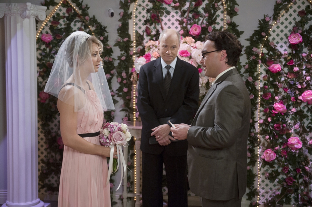 After driving to Vegas to get married, Penny (Kaley Cuoco, left) struggles with Leonard's (Johnny Galecki, right) confession that he kissed another girl, on the ninth season premiere of THE BIG BANG THEORY,