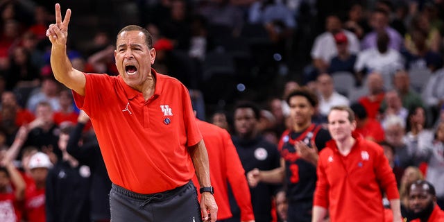 Head coach Kelvin Sampson of the Houston Cougars signals to his players during the Elite Eight round of the 2022 NCAA Mens Basketball Tournament held at AT&amp;T Center on March 26, 2022 in San Antonio.