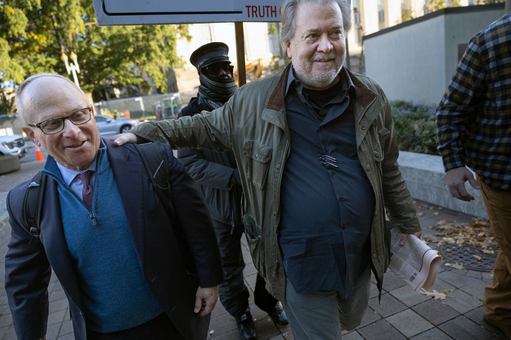 Steve Bannon and his lawyer walking to the courthouse.