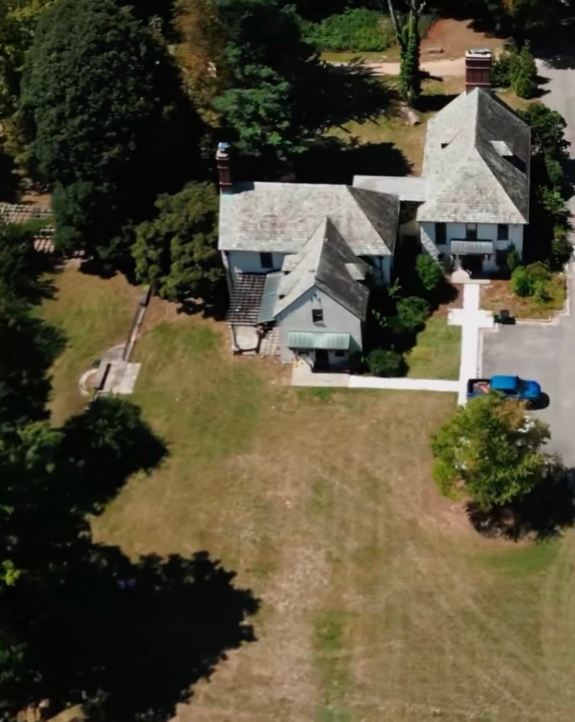 Murphy is renting a space at the Old Westbury Equestrian Center, whose stately background often appears in her erotic shots. 