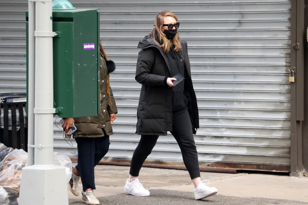 Anna Sorokin walking in Manhattan