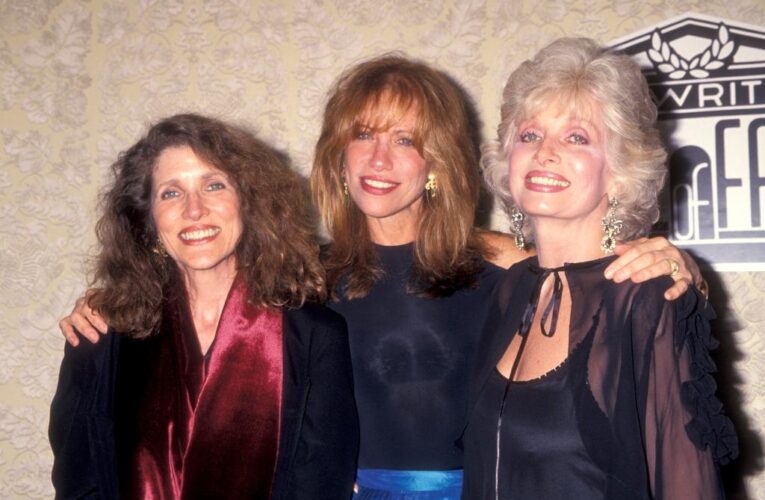 Carly Simon’s sisters Joanna and Lucy die of cancer one day apart