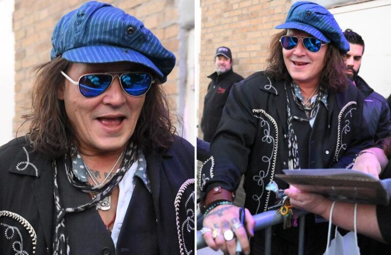 Johnny Depp unrecognizable as he poses for selfies with fans