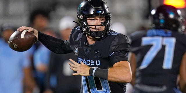 Central Florida quarterback John Rhys Plumlee looks for a receiver during the first half of the team's NCAA college football game against Temple, Thursday, Oct. 13, 2022, in Orlando, Fla.