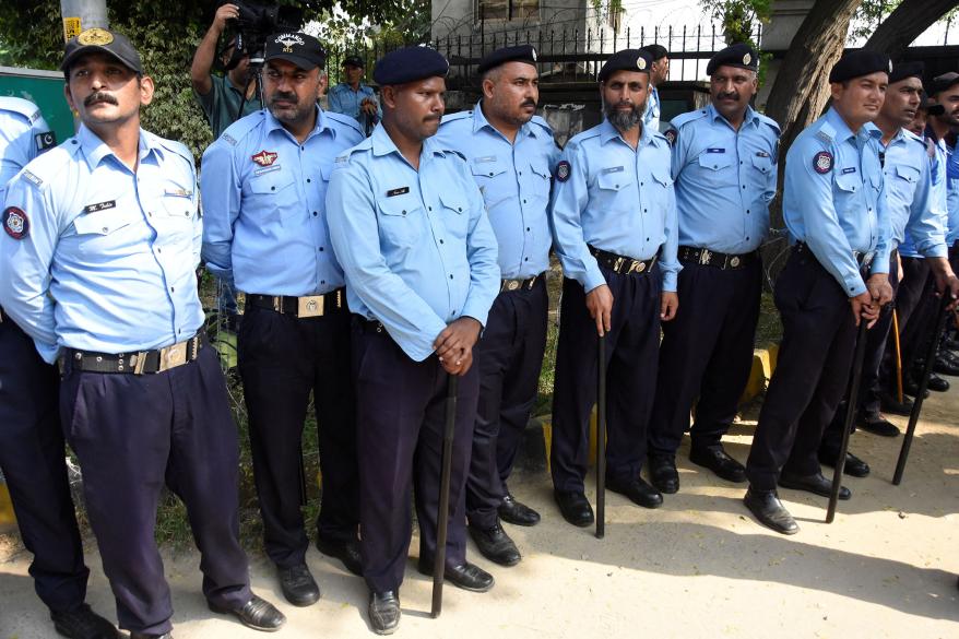 A picture of Pakistan police officers standing guard.