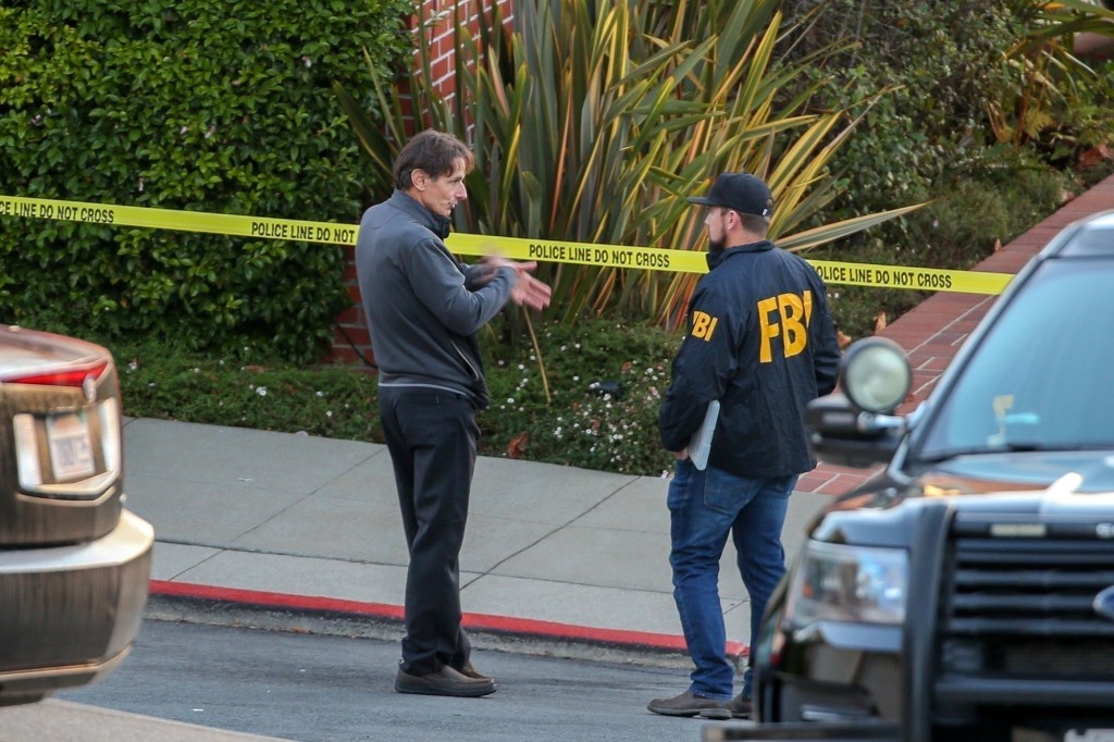 San Francisco, CA  - *EXCLUSIVE*  - Paul Pelosi Jr animatedly describes something to the FBI after his dad's attack at his home in San Francisco.

Pictured: Paul Pelosi Jr

BACKGRID USA 28 OCTOBER 2022 

BYLINE MUST READ: BACKGRID

USA: +1 310 798 9111 / usasales@backgrid.com

UK: +44 208 344 2007 / uksales@backgrid.com

*UK Clients - Pictures Containing Children
Please Pixelate Face Prior To Publication*