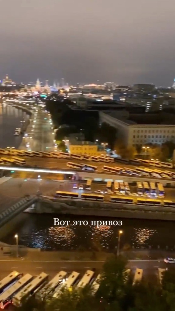 A video that was shared on Twitter features a row of busses that allegedly had been used to bring state workers from Moscow's suburbs to the rally. 