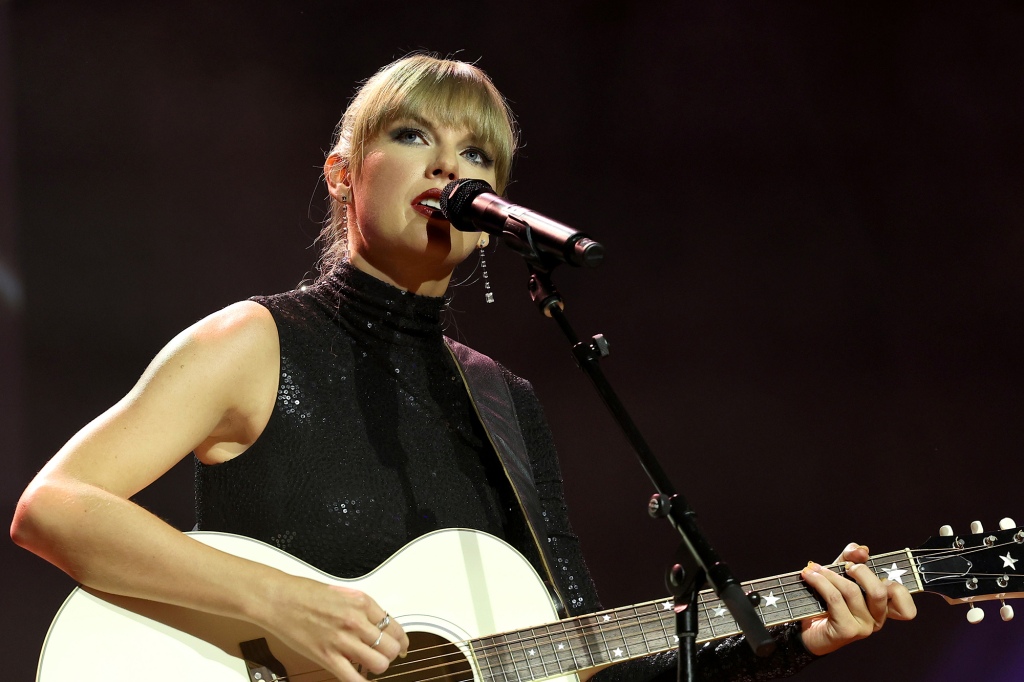 Taylor Swift performs onstage during NSAI 2022 Nashville Songwriter Awards at Ryman Auditorium on September 20,