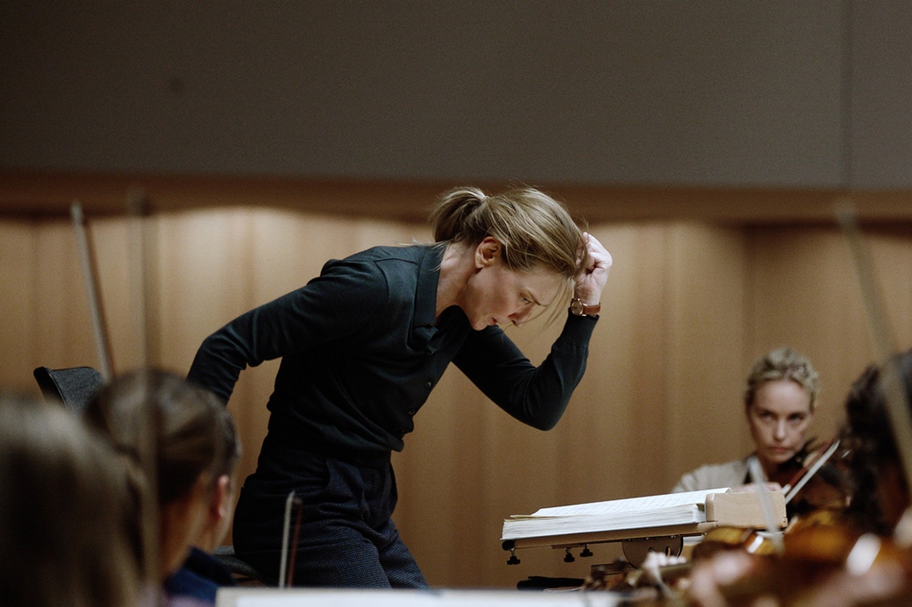 Lydia Tar (Cate Blanchett) leads the Berliner Philharmoniker. 