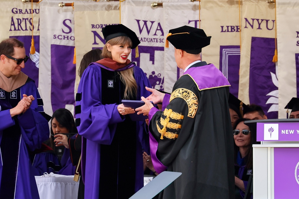 Swift received her honorary doctorate of fine arts from the institution. 