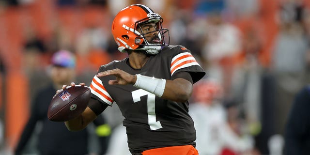 Cleveland Browns quarterback Jacoby Brissett warms up prior to Monday's game against the Cincinnati Bengals at FirstEnergy Stadium in Cleveland, Ohio.