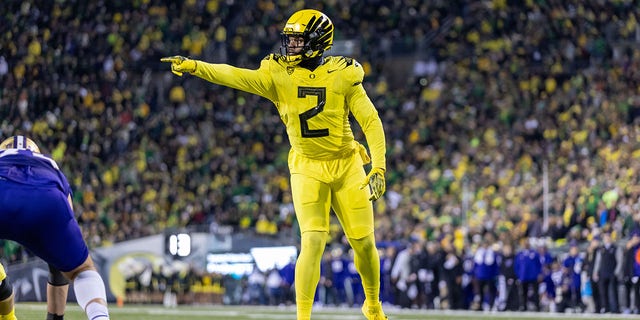 Linebacker DJ Johnson of the Ducks during the Washington Huskies game at Autzen Stadium on Nov. 12, 2022, in Eugene, Oregon.