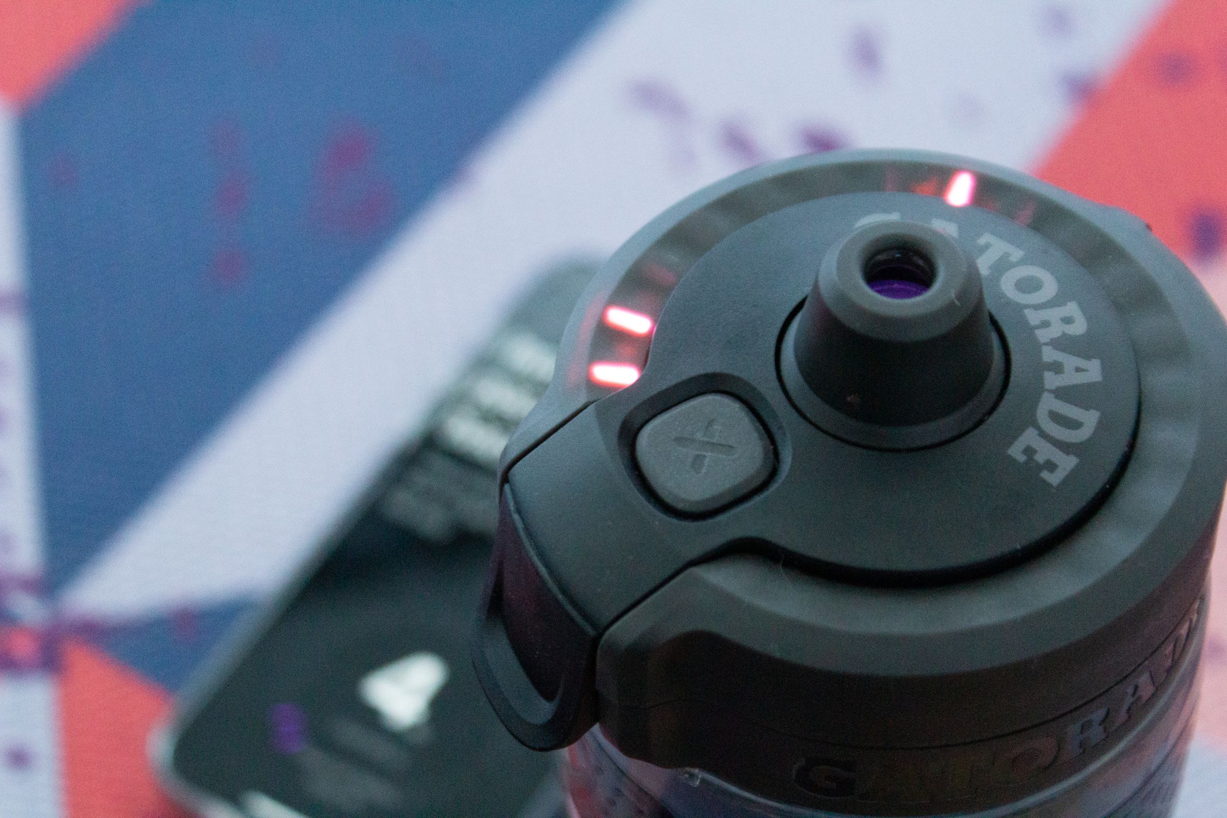 Close up of Gatorade Smart Gx bottle lid where LED lights up pink to show progress