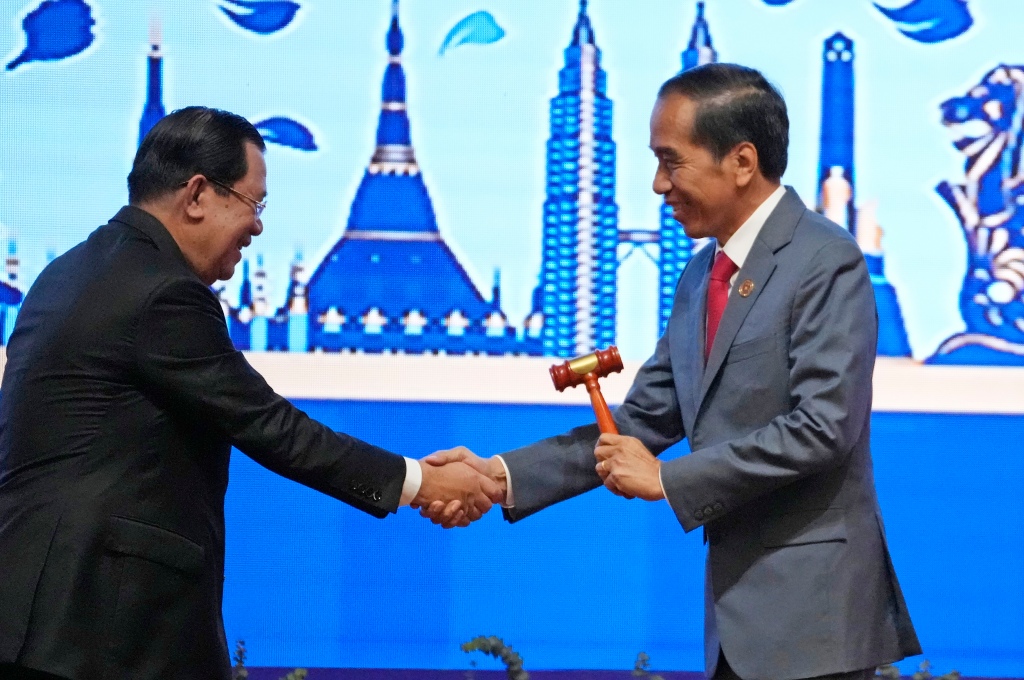 The Prime Ministers of Cambodia and Indonesia exchange the ASEAN Chairmanship gavel during the closing ceremonies of the summit.