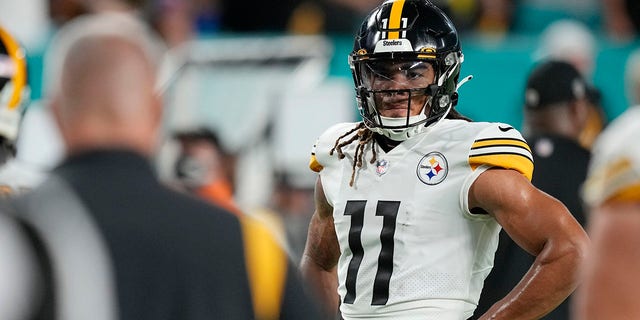 Pittsburgh Steelers wide receiver Chase Claypool warms up before the Dolphins game, Sunday, Oct. 23, 2022, in Miami Gardens, Florida.