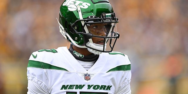 Garrett Wilson, #17 of the New York Jets, in action during the game against the Pittsburgh Steelers at Acrisure Stadium on Oct. 2, 2022 in Pittsburgh.