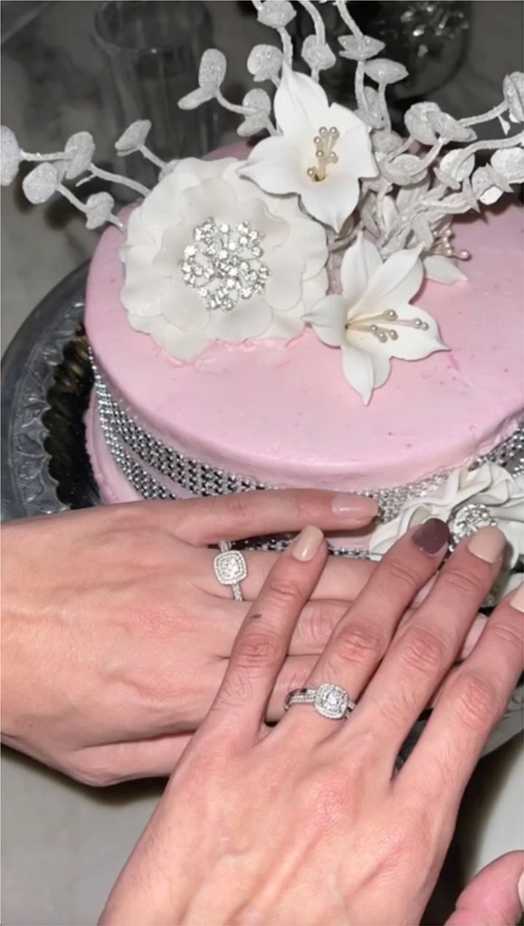 Mariana Varela and Fabiola Valentín show their wedding rings.