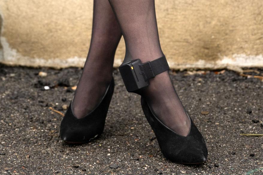 Anna Delvey wearing an ankle monitor.