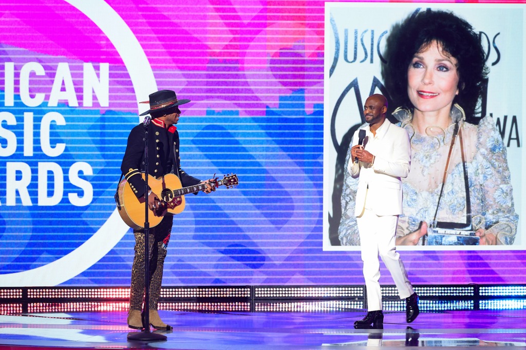 Jimmie Allen, Wayne Brady and a photo of Loretta Lynn at the AMAs.