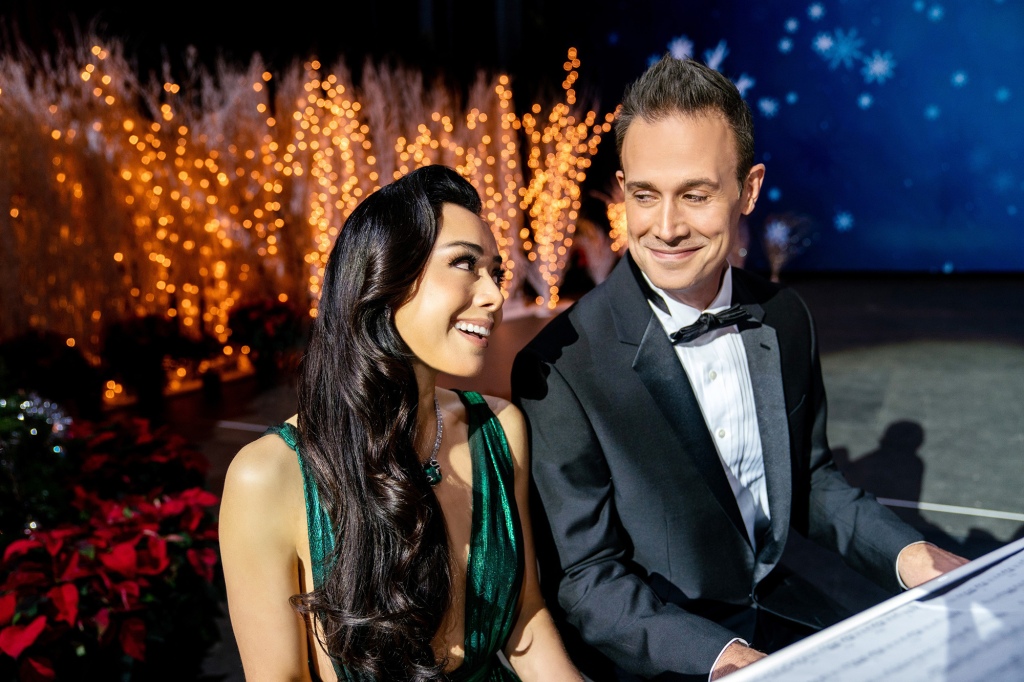 CHRISTMAS WITH YOU, from left: Aimee Garcia, Freddie Prinze Jr., 2022. ph: Jessica Kourkounis /© Netflix / Courtesy Everett Collection