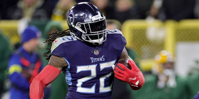 Derrick Henry #22 of the Tennessee Titans runs with the ball after a reception against the Green Bay Packers during the third quarter in the game at Lambeau Field on November 17, 2022 in Green Bay, Wisconsin. 