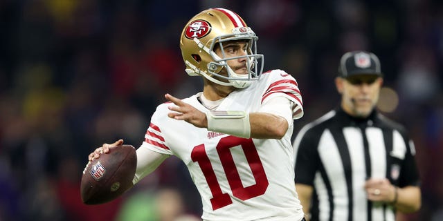 Jimmy Garoppolo #10 of the San Francisco 49ers throws a pass against the Arizona Cardinals during the second quarter at Estadio Azteca on November 21, 2022 in Mexico City, Mexico.