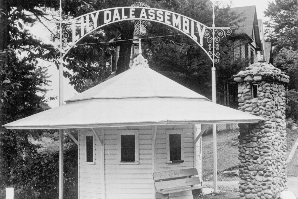 The original Lily Dale gate welcomed hordes of visitors every summer, seeking out psychic readings or expert tuition on how to better communicate with the dead. 