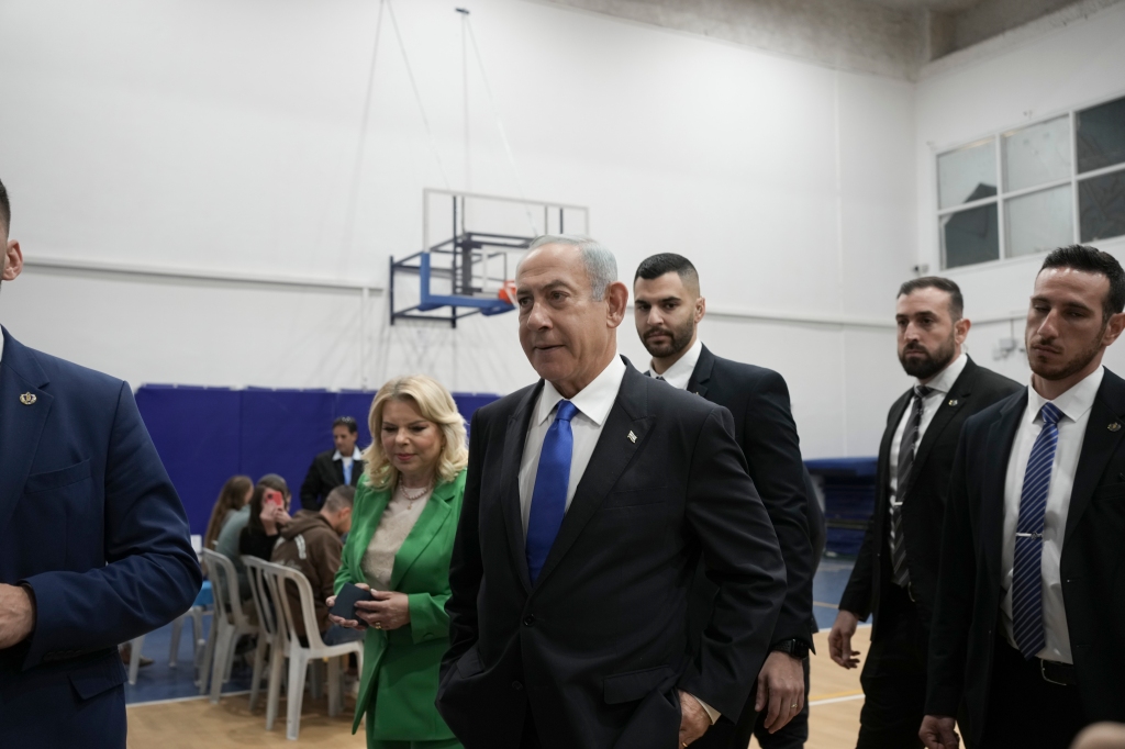 Likud party chairman Benjamin Netanyahu and his wife 'Sara arrive to polling station during Israeli elections in Jerusalem, Tuesday, Nov. 1, 2022. (AP Photo/Maya Alleruzzo)
