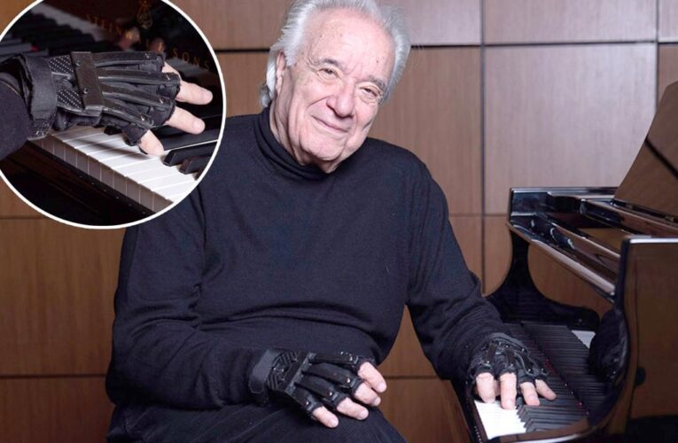 ‘Bionic’ gloves allow João Carlos Martins to play Carnegie Hall