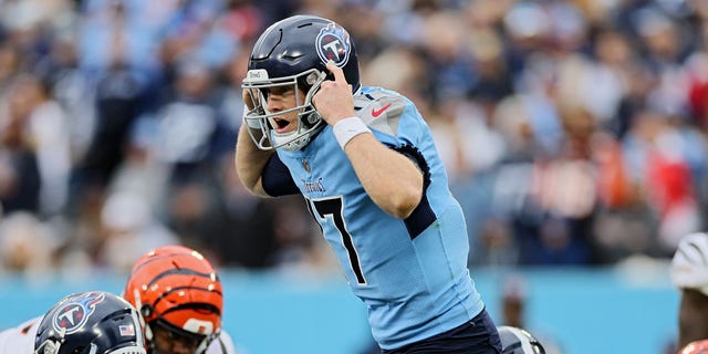 Ryan Tannehill #17 of the Tennessee Titans makes an adjustment at the line of scrimmage during a game against the Cincinnati Bengals at Nissan Stadium on November 27, 2022 in Nashville, Tennessee.