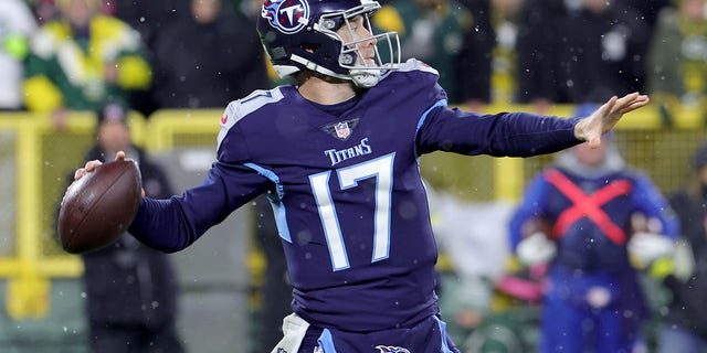 Ryan Tannehill #17 of the Tennessee Titans looks to throw a pass against the Green Bay Packers during the first quarter in the game at Lambeau Field on November 17, 2022 in Green Bay, Wisconsin. 