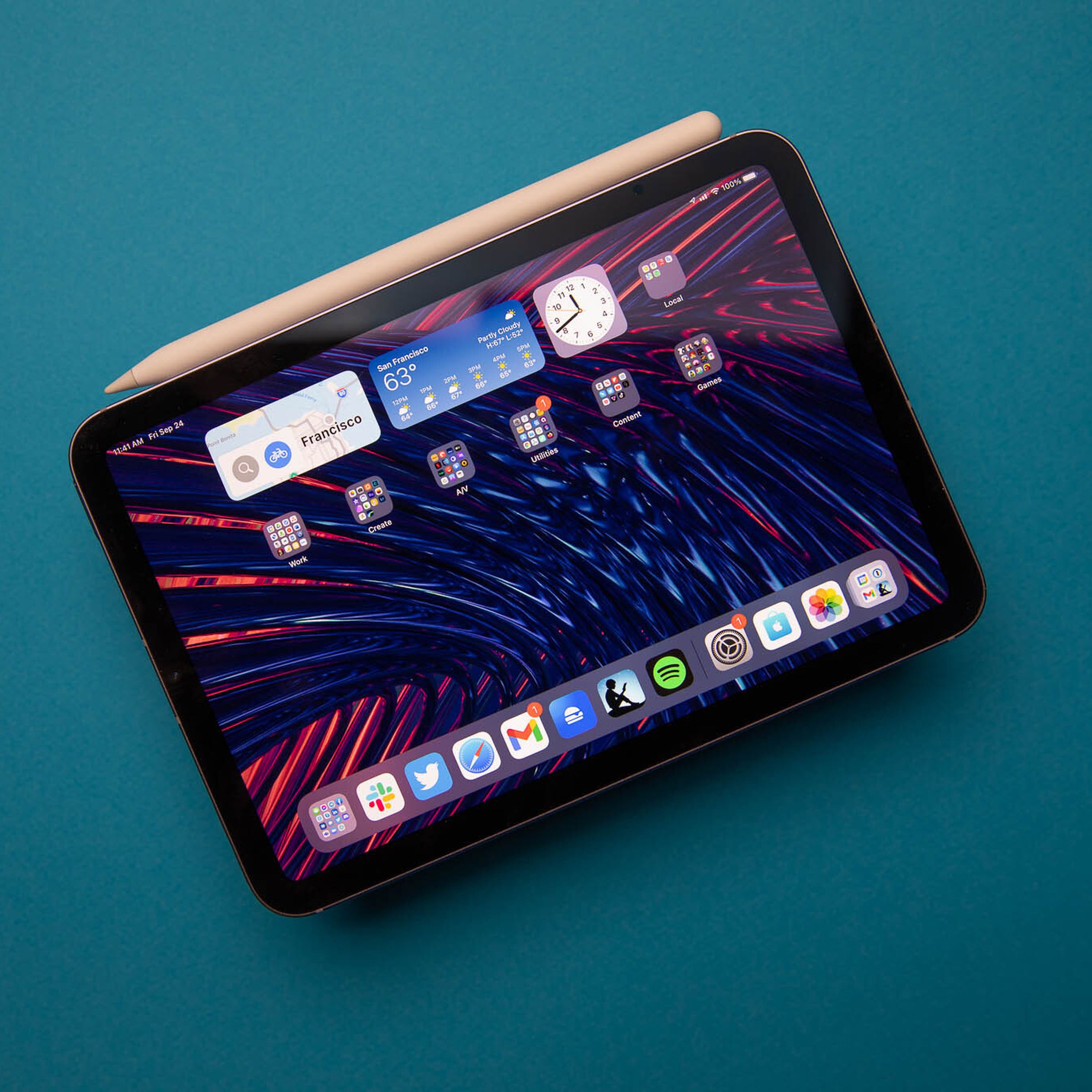 Photo of the 2021 iPad mini with attached second-generation Apple Pencil on blue background