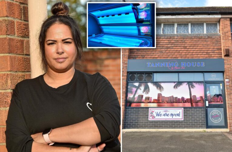 Naked UK woman gets trapped in tanning bed