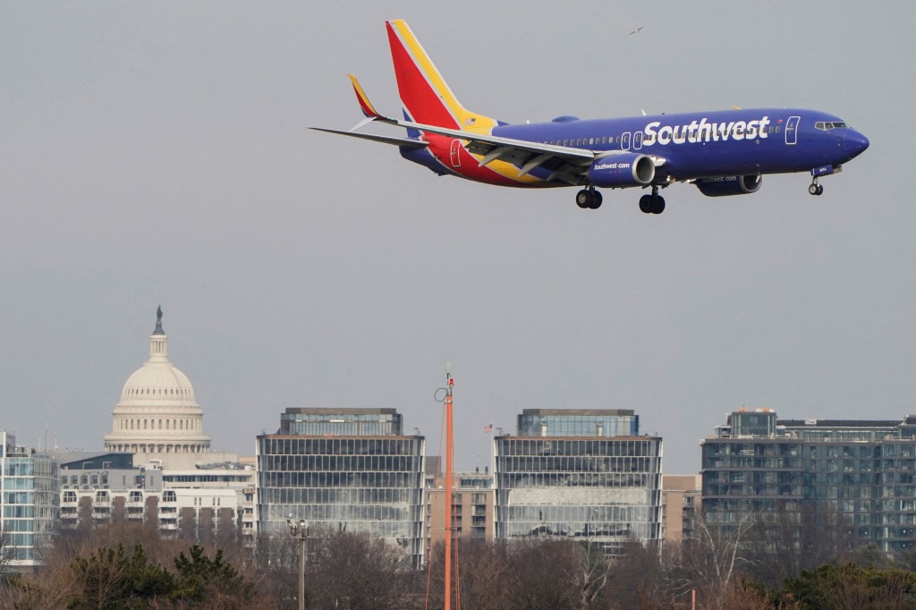 A Southwest Airlines aircraft flies past the U.S. Capitol before landing at Reagan National Airport in Arlington, Virginia, U.S., January 24, 2022.   REUTERS/Joshua Roberts/File Photo
FILE PHOTO: A Southwest Airlines aircraft lands at Reagan National Airport in Arlington, Virginia