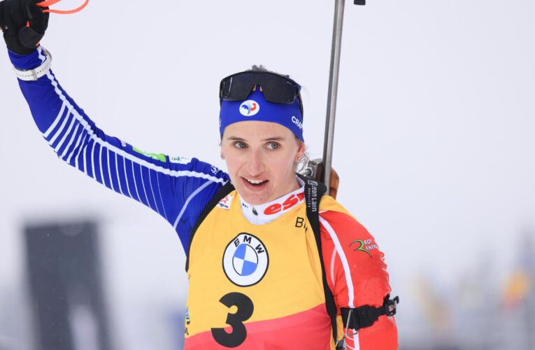 Julia Simon shines in yellow bib with pursuit success to consolidate top spot overall biathlon standings.