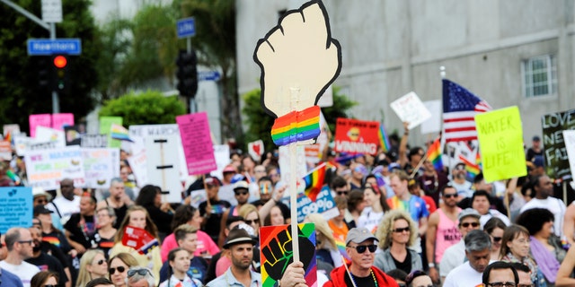 People participate in a Resist March that replaced the annual Pride Parade in Los Angeles, California, U.S., June 11, 2017. REUTERS/Andrew Cullen     TPX IMAGES OF THE DAY - RTS16LVB