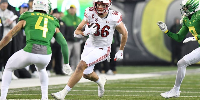 Utah tight end Dalton Kincaid (86) runs after the catch during a game against Oregon on Nov. 19, 2022, at Autzen Stadium in Eugene, Oregon.