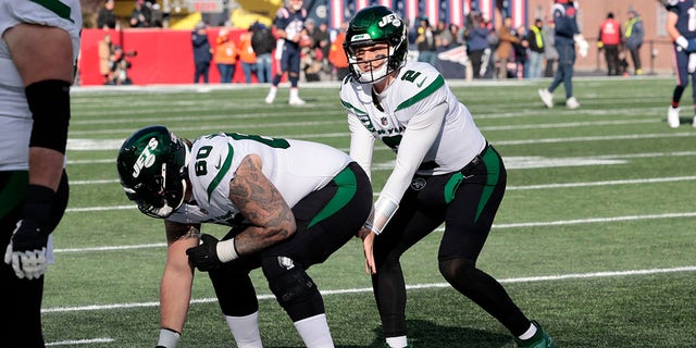 New York Jets quarterback Zach Wilson, #2, and New York Jets center Connor McGovern, #60, in warm up before a game between the New England Patriots and the New York Jets on Nov. 20, 2022, at Gillette Stadium in Foxborough, Massachusetts. 