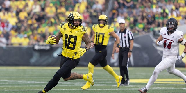 Cam McCormick #18 of the Oregon Ducks catches pass against the Eastern Washington Eagles at Autzen Stadium on September 10, 2022, in Eugene, Oregon. 