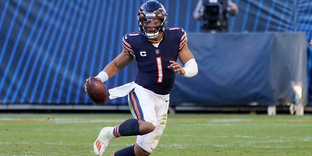 Bears quarterback Justin Fields runs the ball against the Miami Dolphins, Nov. 6, 2022 in Chicago.