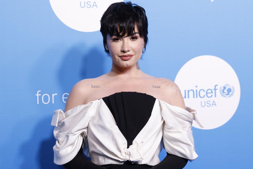 A picture of Demi Lovato on the red carpet at the 2022 UNICEF Gala at The Glasshouse.