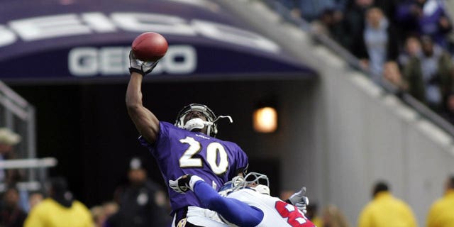 Football: Baltimore Ravens Ed Reed (20) in action, making interception vs New York Giants Amani Toomer (81), Baltimore, MD 12/12/2004  