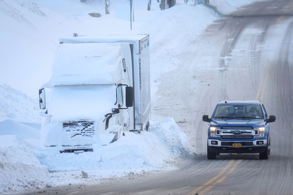 Stranded vehicles braved the winter snow conditions in Amherst, New York.