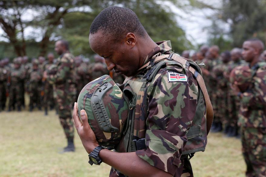Soldiers in Kenya are aided by US soldiers in fighting terrorism.