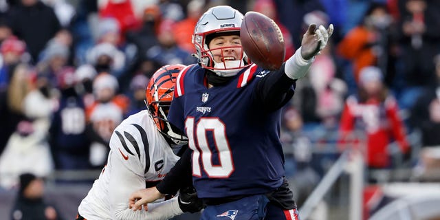 Vonn Bell of the Cincinnati Bengals pressures Mac Jones of the New England Patriots as he attempts a pass on Dec. 24, 2022, in Foxborough.