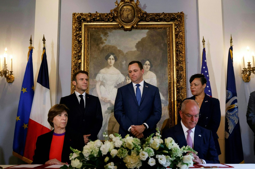  French President Emmanuel Macron (top left) was present when Louisiana Governor John Bel Edwards (bottom right) sign a memorandum to promote and carry out cooperative activities related to Climate change.
