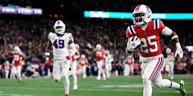 Marcus Jones (25) of the New England Patriots runs for a first quarter touchdown against the Buffalo Bills at Gillette Stadium Dec. 1, 2022, in Foxborough, Mass.