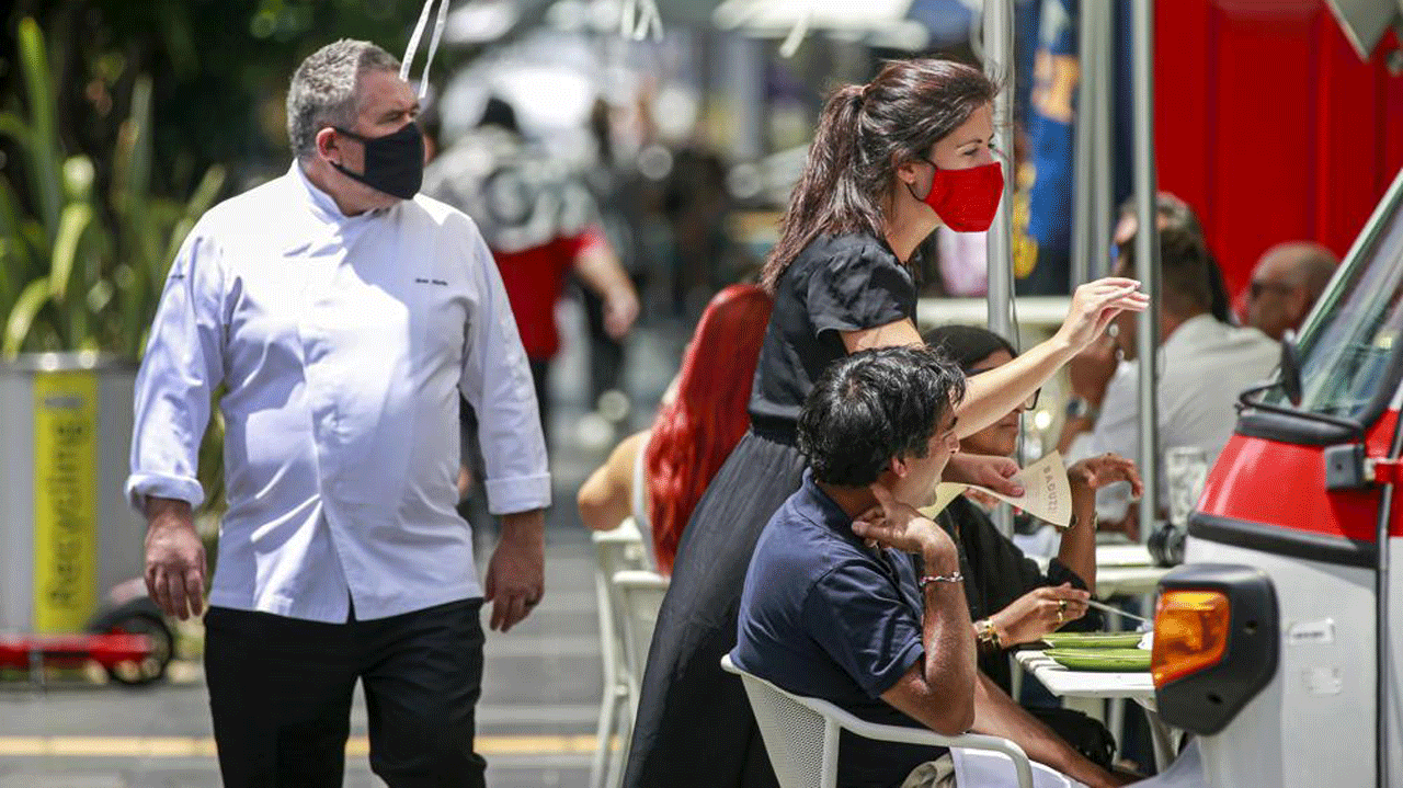 Customers enjoy meals and drinks at a restaurant in central Auckland, New Zealand, Dec. 3, 2021.