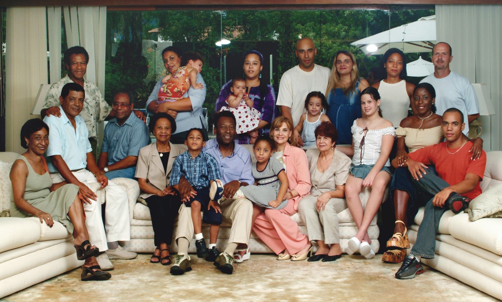 Pelé with his extended family in 2013. He did not publicly recognize all of his children.